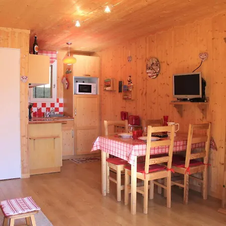 A Les Claux, Proche Commodites Et Pistes, Balcon En Rez-de-chaussee - Fr-1-330b-130 *